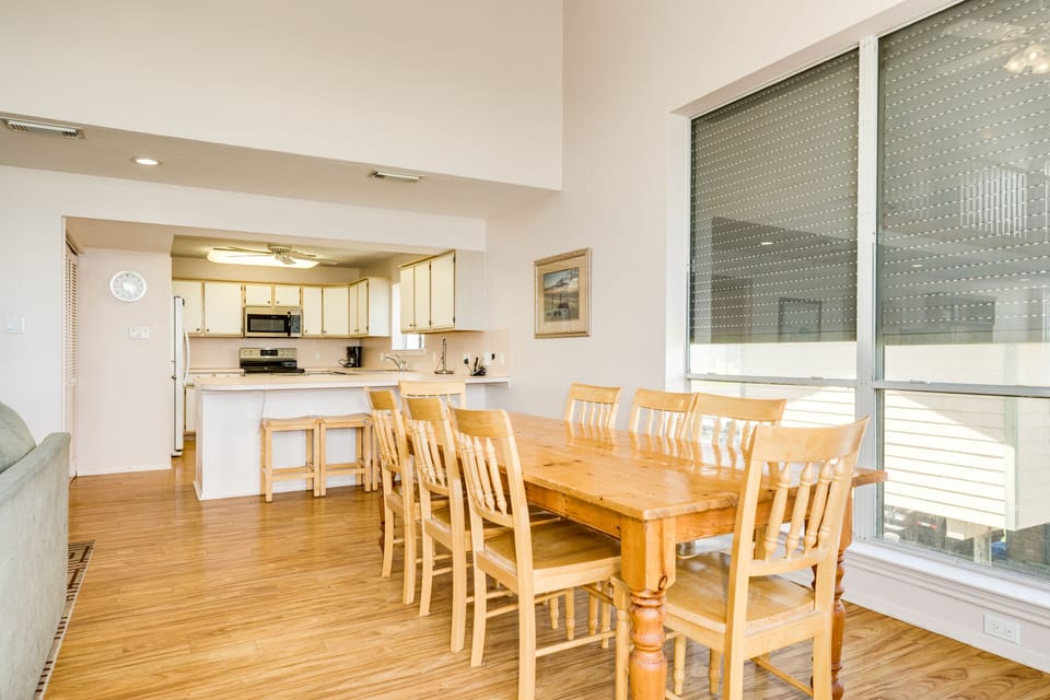 Comfortably sit up to 8 at the dining table