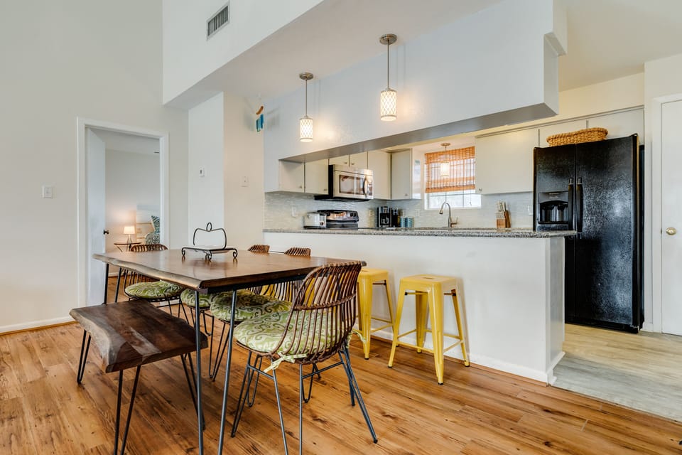 Comfortably sit up to 6 at the dining table
