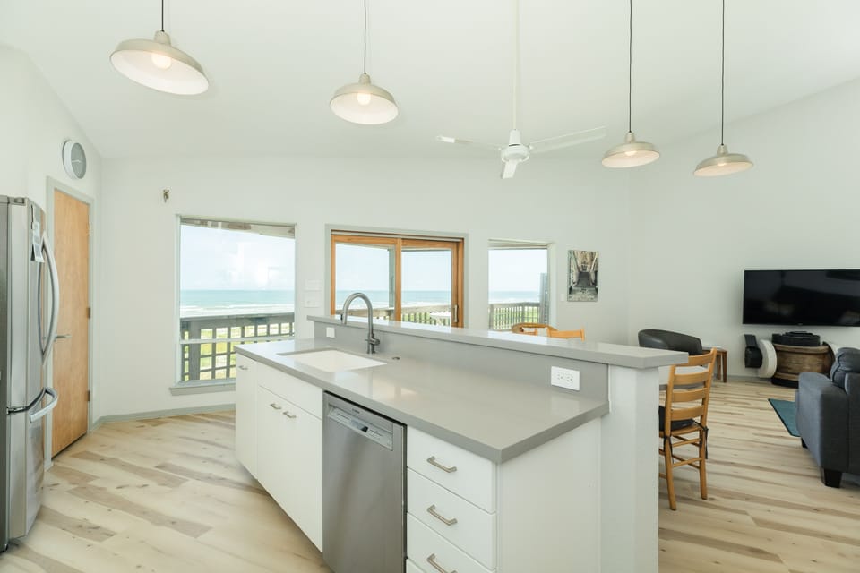 Prepare and clean up meals all while overlooking the Gulf