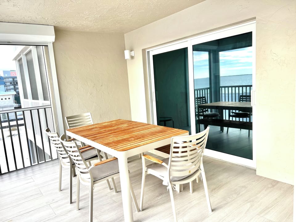 Enjoy beachside lapping of the Gulf from the screened lanai