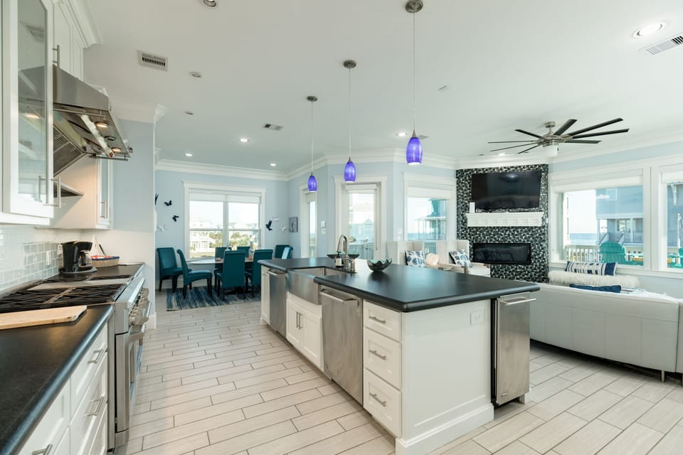 Spacious contemporary kitchen