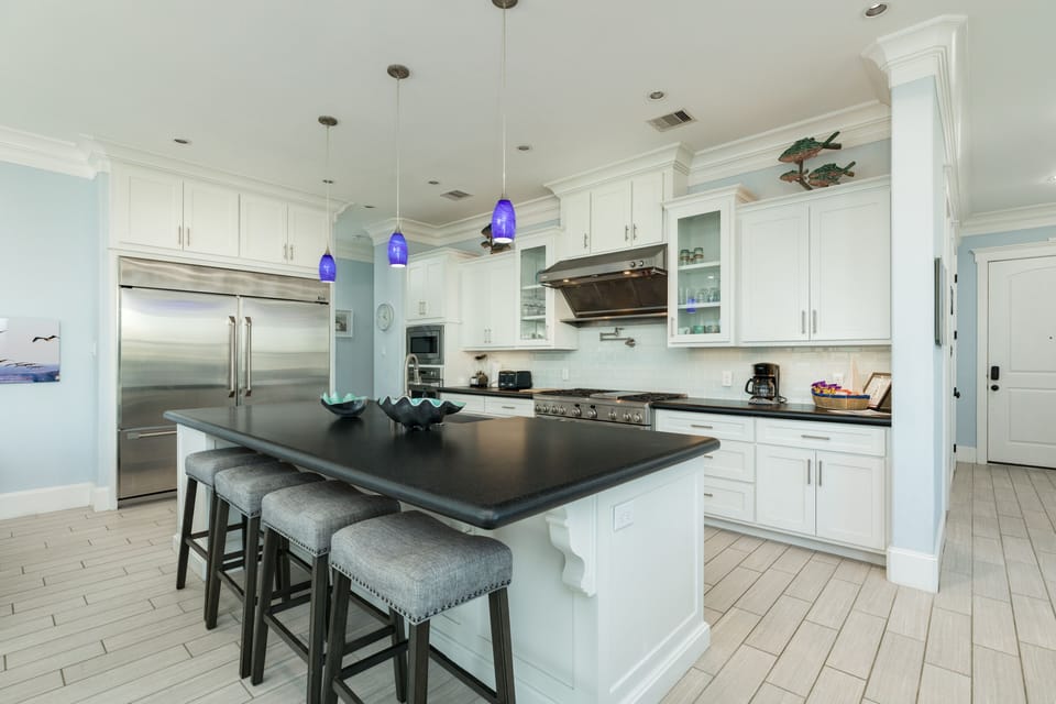 Large breakfast bar perfect for prep or serving meals