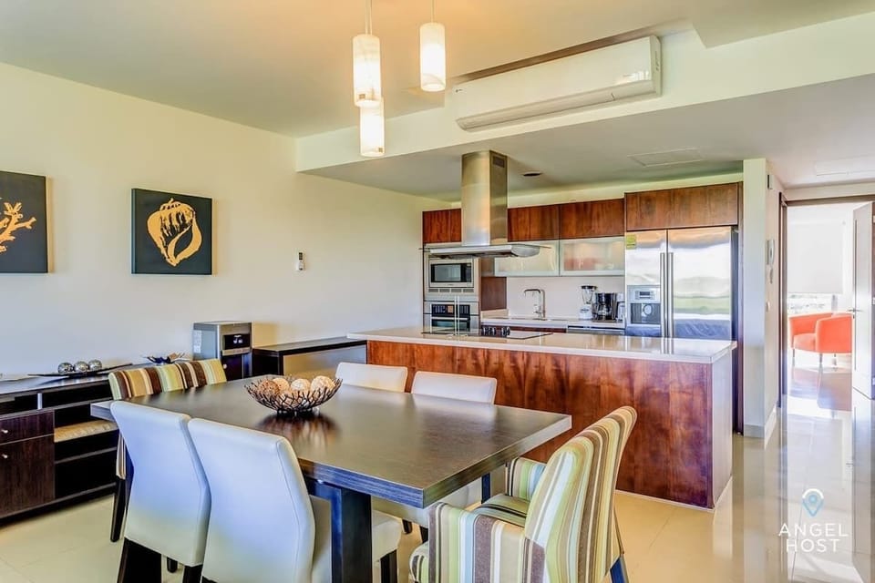 A comfy and stylish dining table for 6