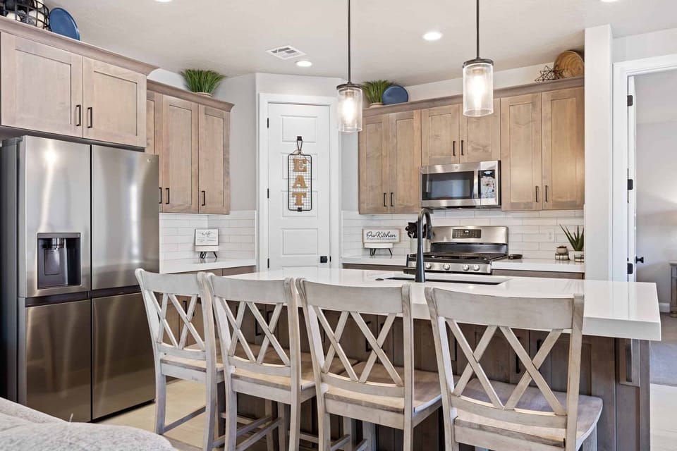 Townhome, 5 Bedrooms | Private kitchen | Fridge, oven, coffee/tea maker, toaster