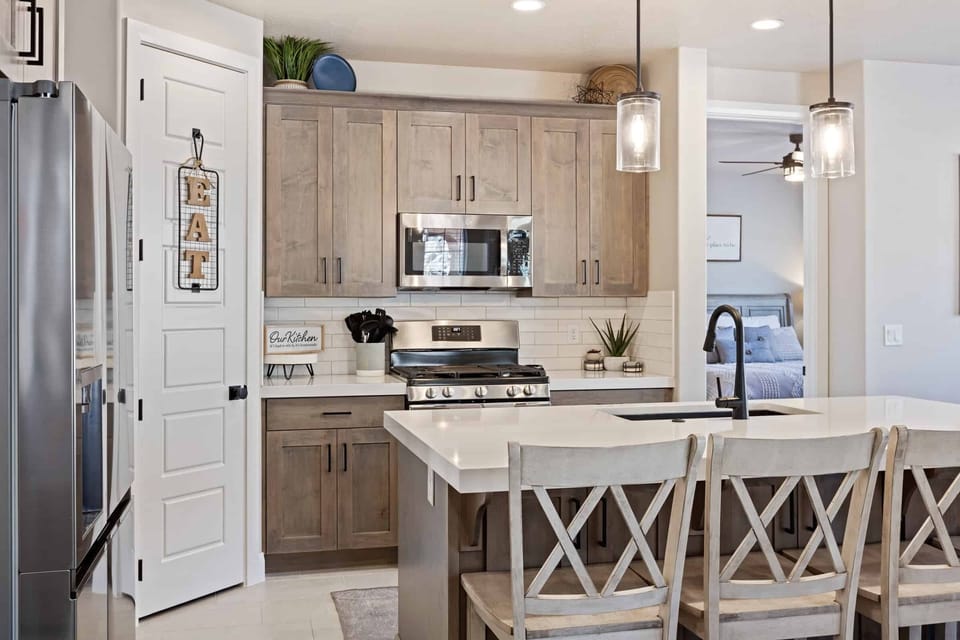 Townhome, 5 Bedrooms | Private kitchen | Fridge, oven, coffee/tea maker, toaster