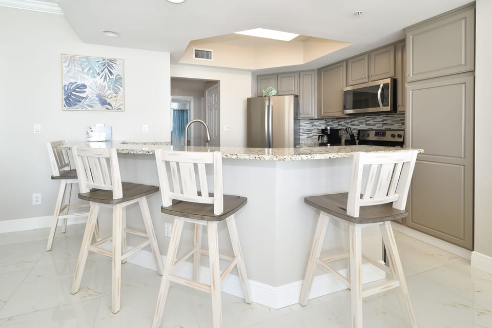 Silver Beach Towers East 504- Breakfast Bar Area