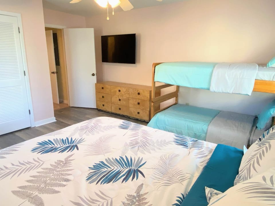 Third Bedroom (Queen Bed & Twin Bunk Bed - 1st Floor)) (2)