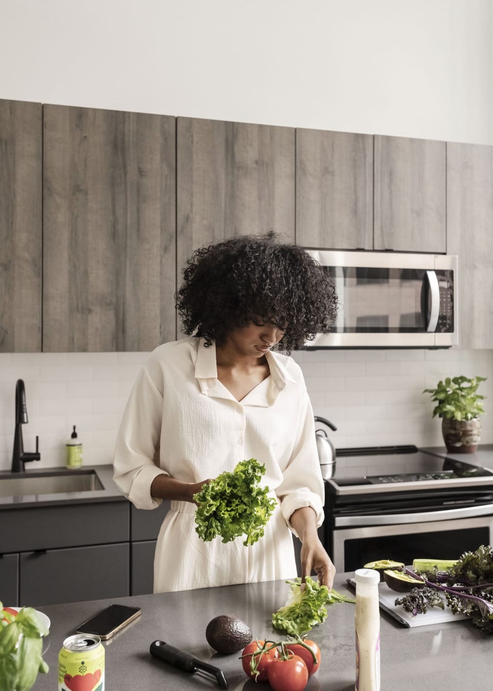 Full-size fridge, microwave, oven, stovetop