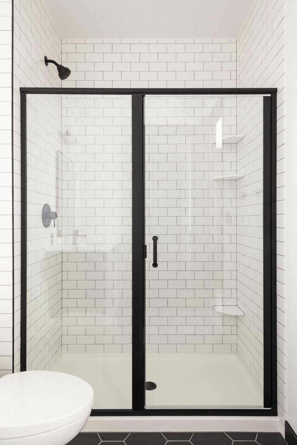 Combined shower/tub, designer toiletries, hair dryer, towels