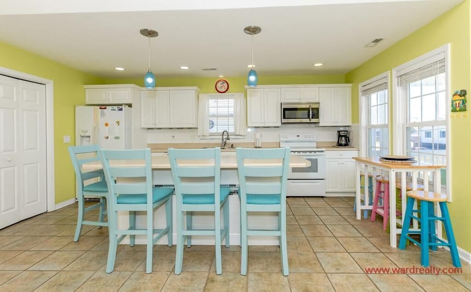 Kitchen & Eat-in Bar