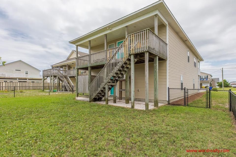 Fenced In Back Yard with Outdoor Hot/Cold Shower