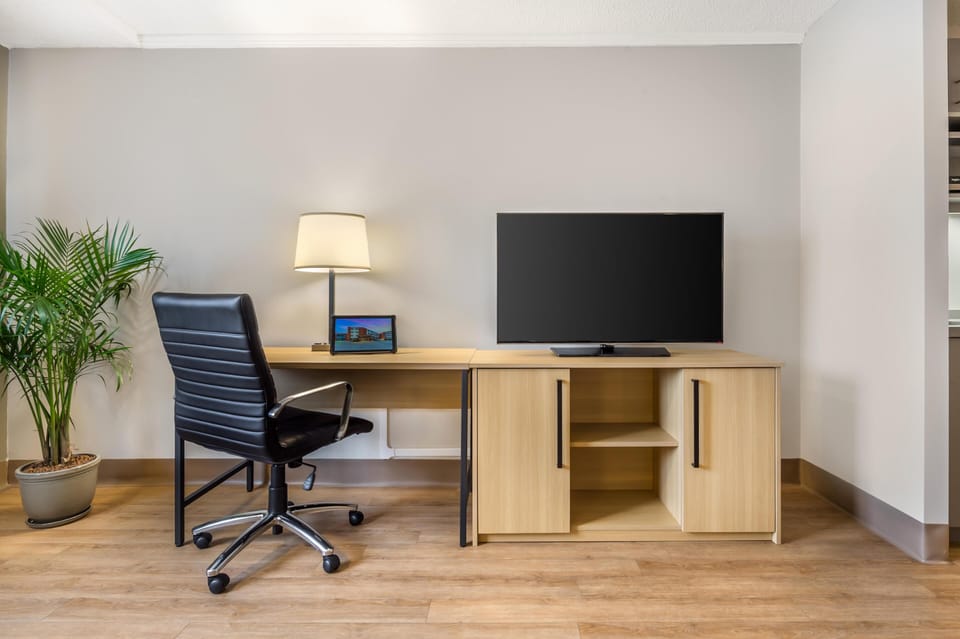 Standard Room, 1 King Bed, Non Smoking, Kitchenette (Larger Room) | Hypo-allergenic bedding, in-room safe, desk, laptop workspace