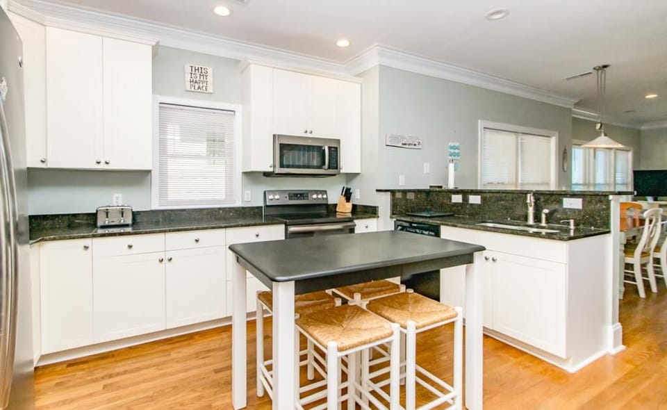 Kitchen with Eat-In Seating