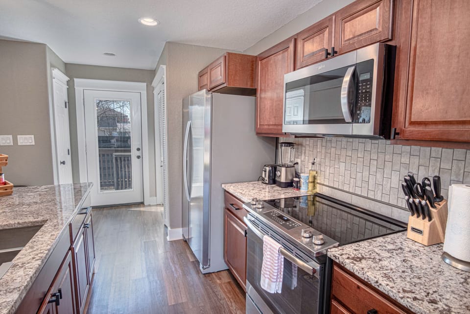 House (3 Bedrooms) | Private kitchen | Microwave, oven, stovetop, cookware/dishes/utensils
