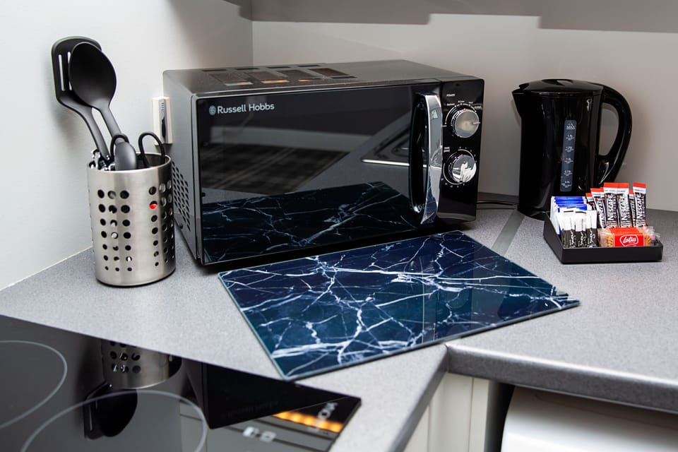 Studio | Private kitchenette | Fridge, microwave, electric kettle