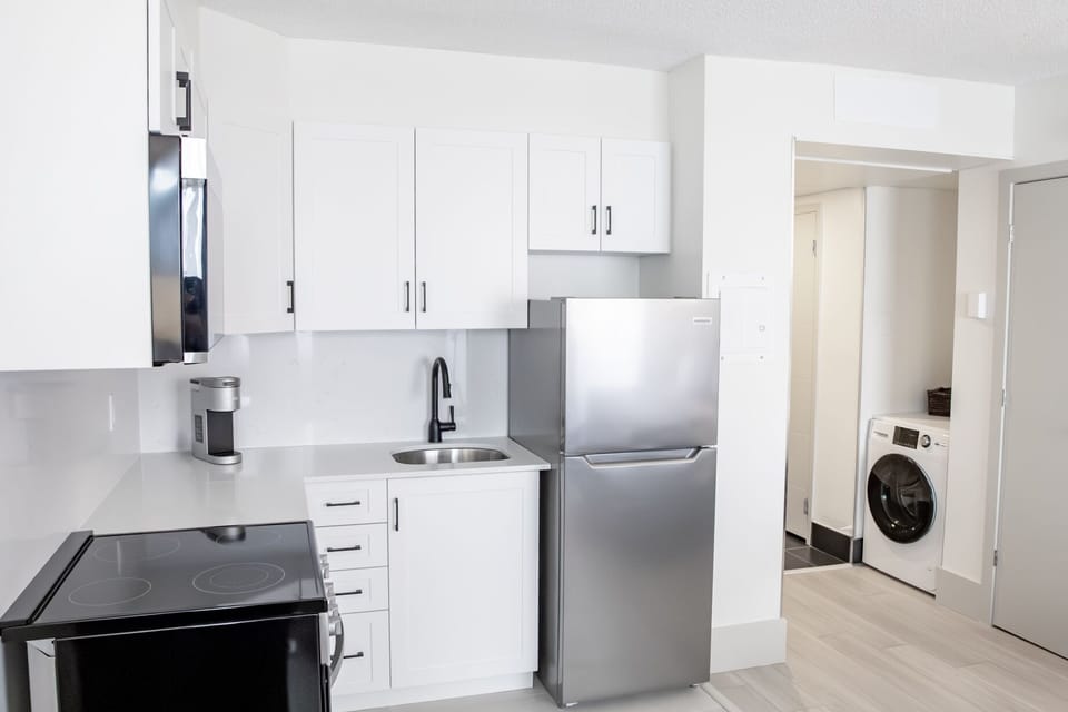 Full-size fridge, microwave, oven, stovetop
