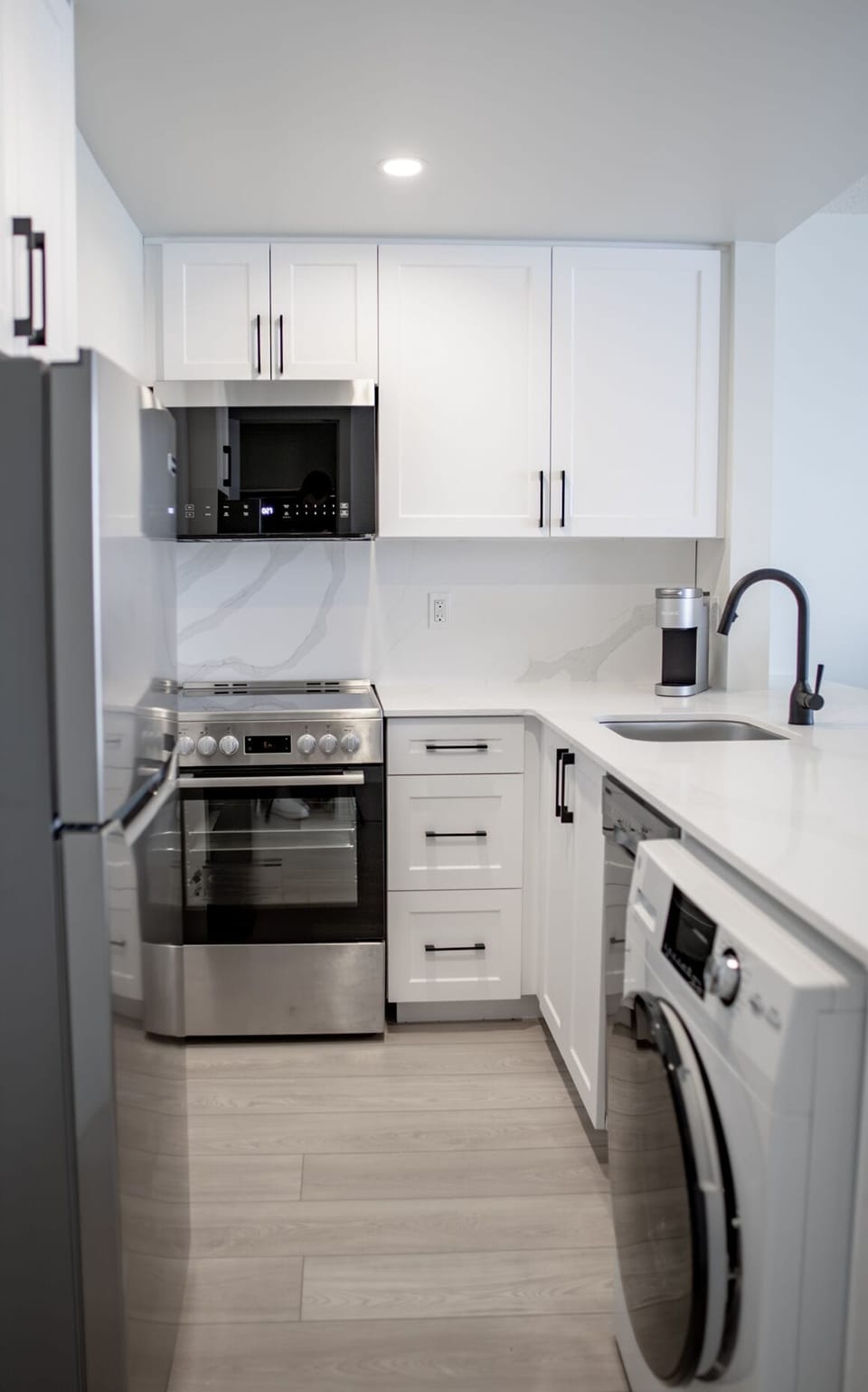 Standard Single Room, 1 Queen Bed | Private kitchen | Full-size fridge, microwave, oven, stovetop
