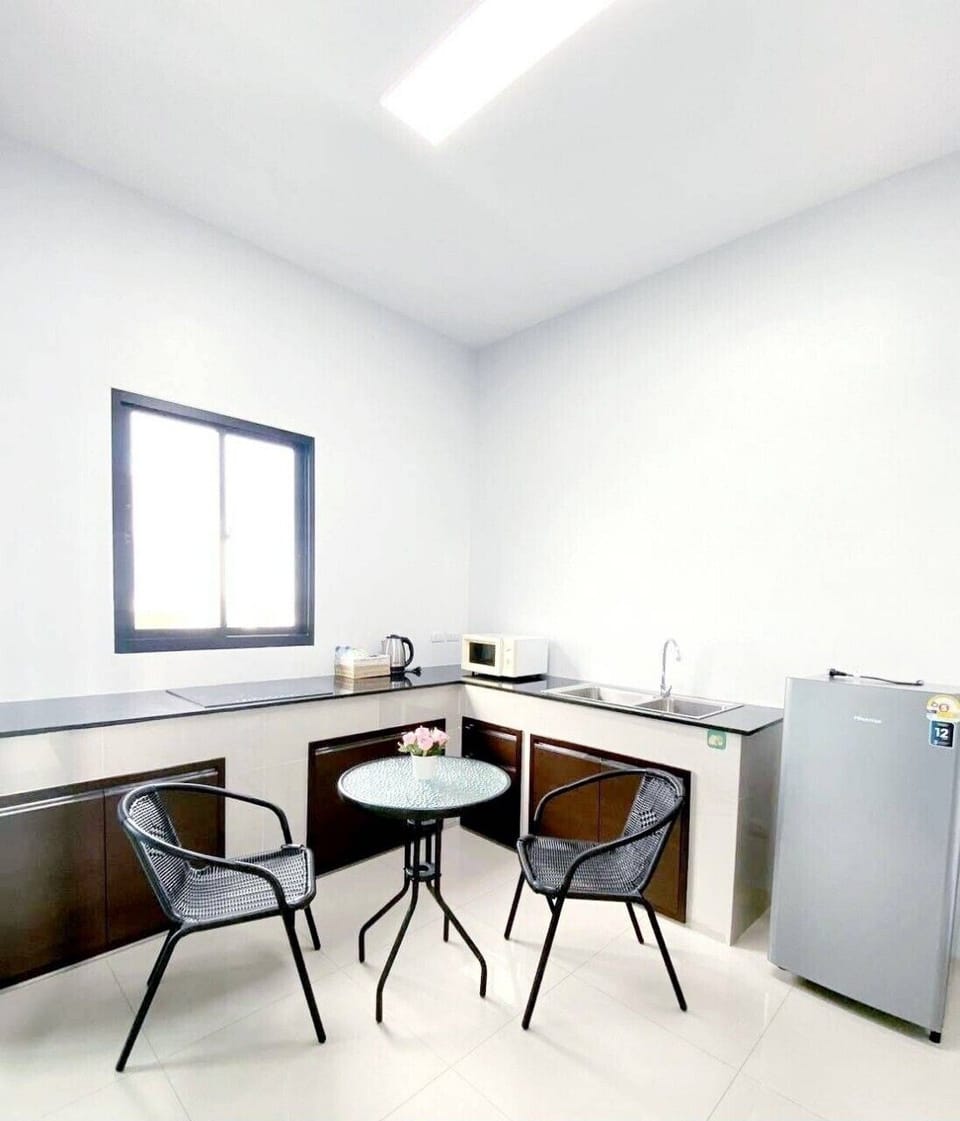 Suite, 1 Bedroom | Private kitchen | Electric kettle