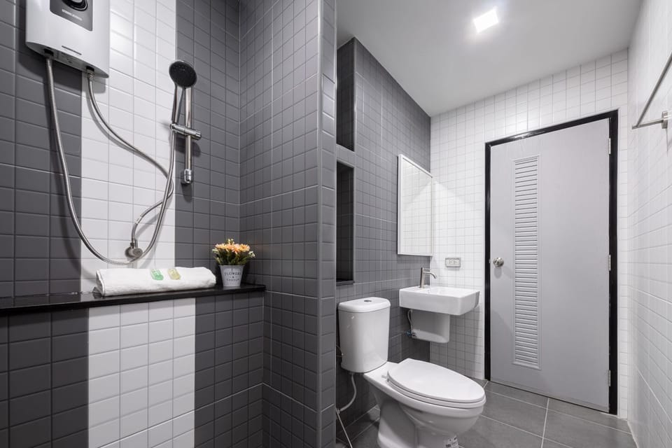Superior Studio, 1 Queen Bed | Bathroom | Shower, rainfall showerhead, free toiletries, towels
