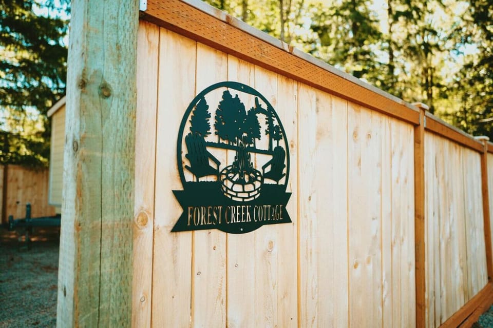 Private whole house cozy cottage on relaxing burbling creek. Gateway to the McKenzie River recreation area where you can enjoy mountain bike riding, rafting, hiking, kayaking, canoeing, camping, tubing, Steel-head fishing, trout fishing, and Chinook fishi