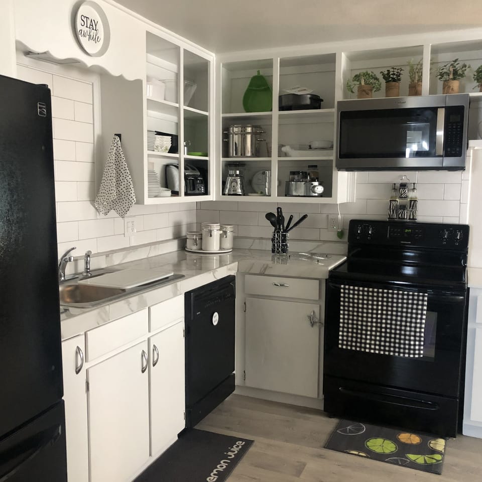 Full main level kitchen with all appliances for your cooking enjoyment.
