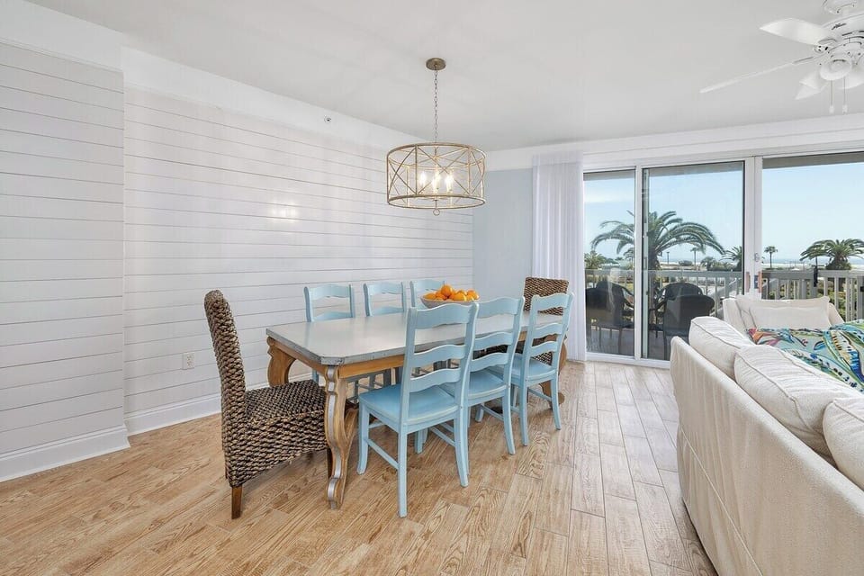 Saint Simons Grand #108 Dining Space with Large Six Chair Table