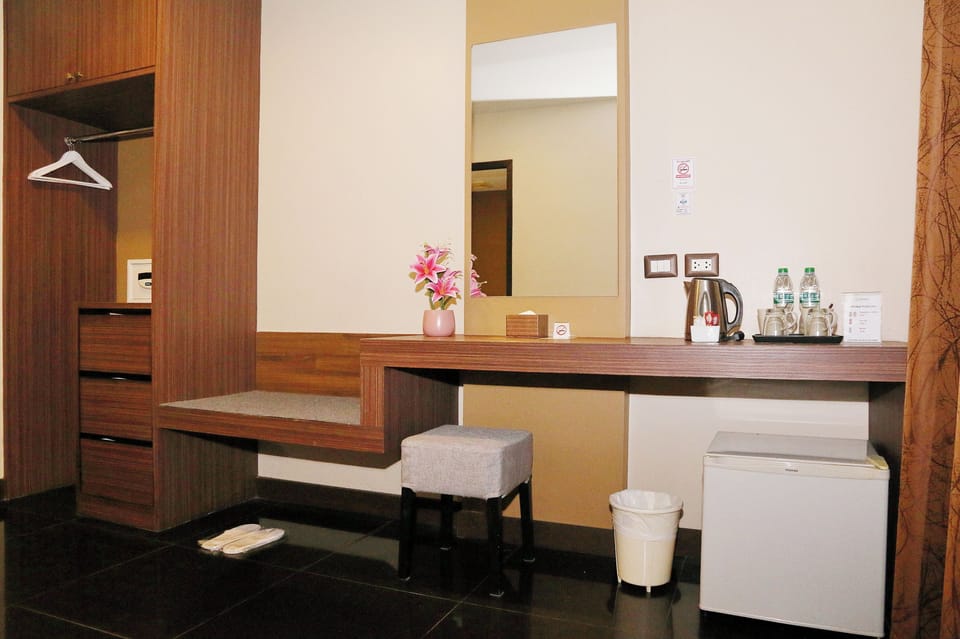 Hypo-allergenic bedding, minibar, in-room safe, desk