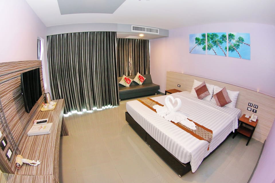 Hypo-allergenic bedding, minibar, in-room safe, desk
