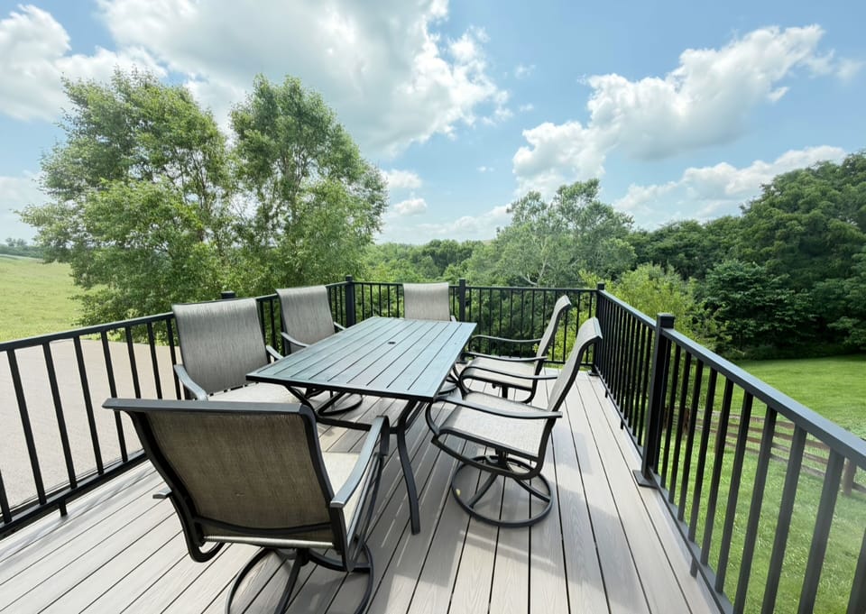 NEW composite deck, grill, outdoor dining/seating, gorgeous countryside views