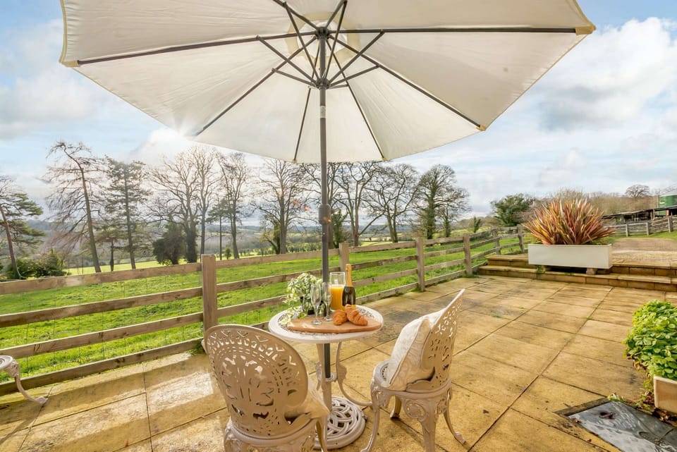Oxbow Cottage Patio - StayCotswold