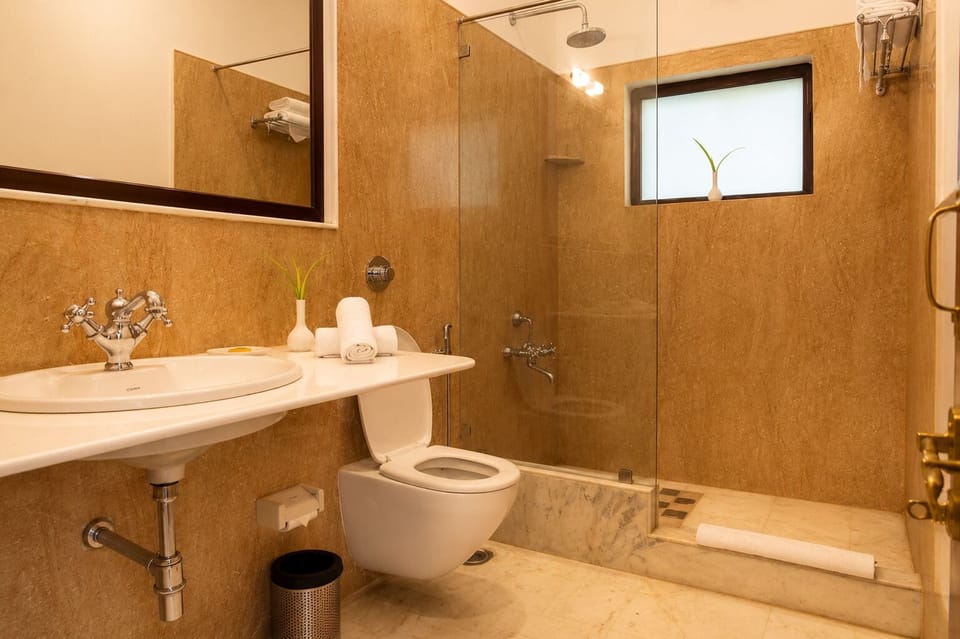 Premium Room | Bathroom | Shower, slippers, towels, soap
