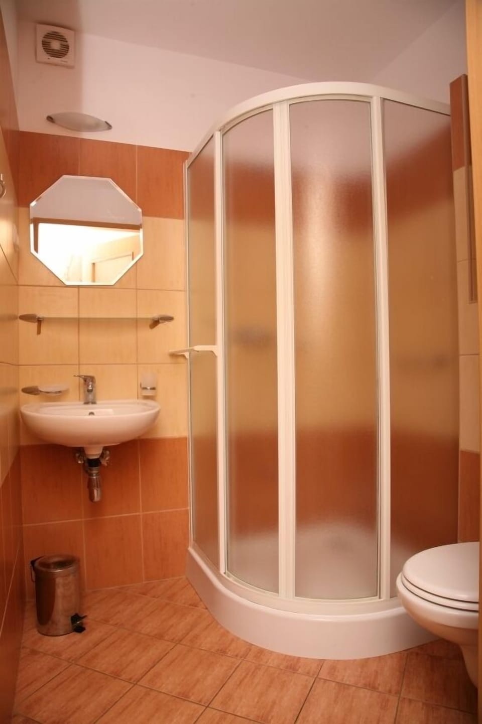 Classic Double or Twin Room | Bathroom | Shower, rainfall showerhead, towels