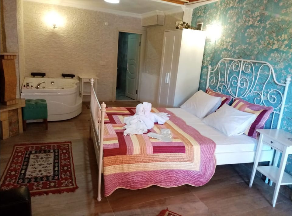 Luxury Suite with Jacuzzi and Fireplace | Desk, free WiFi, bed sheets