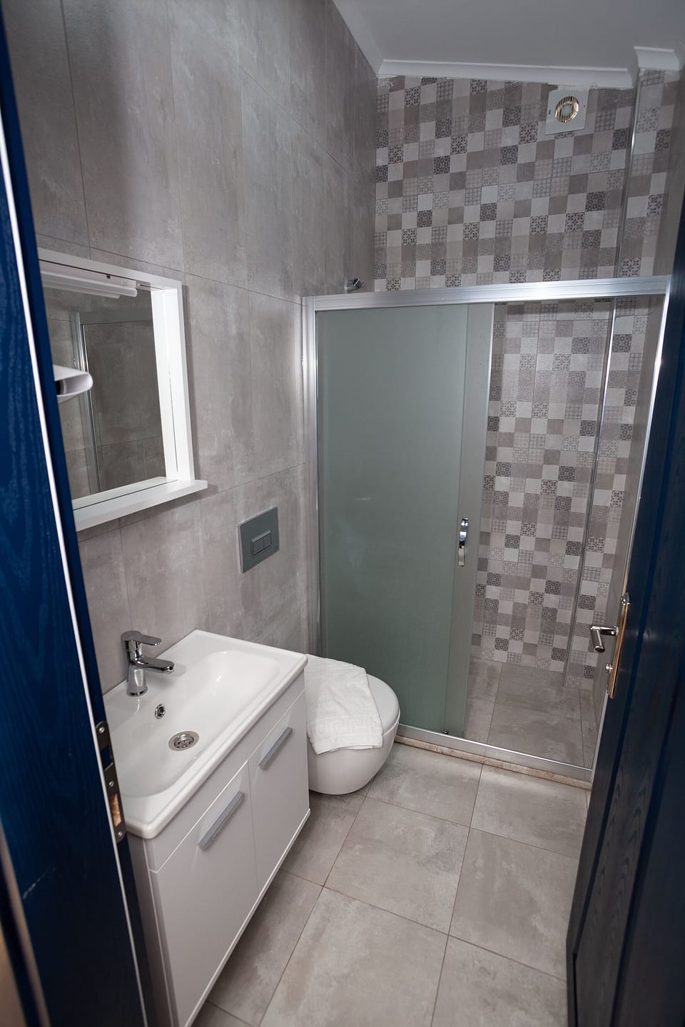 Double Yatakli Oda | Bathroom | Shower, hair dryer, slippers, towels