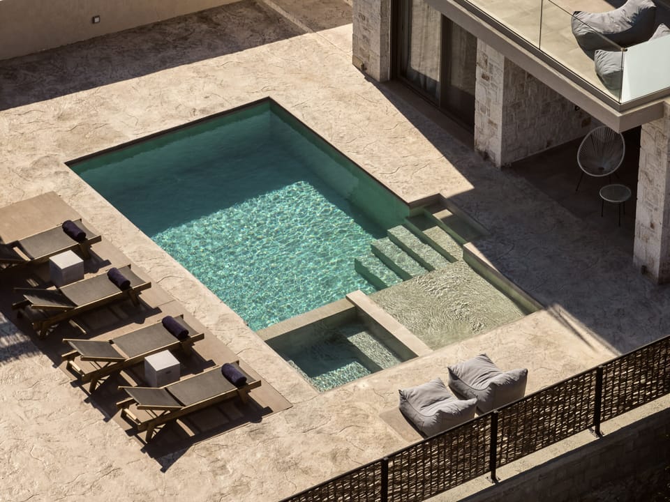The Sublime Villa features a spacious outdoor private pool with hydromassage.
