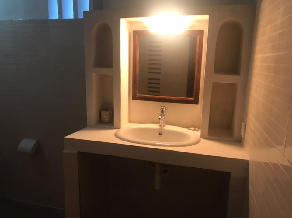 Combined shower/tub, slippers, bidet, towels