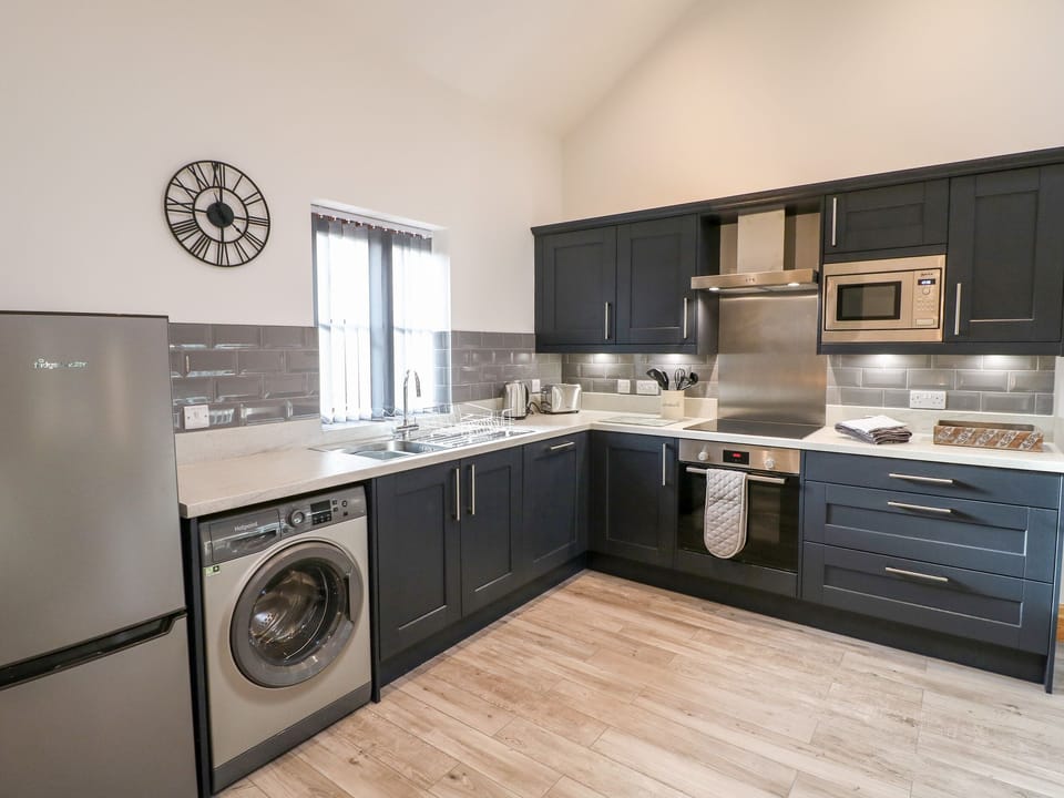 Cottage | Private kitchen | Fridge, microwave, dishwasher, electric kettle