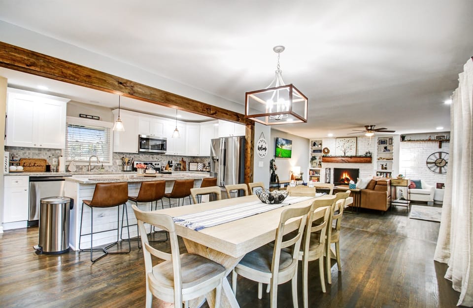 Amazing Open Floor Plan with all New Modern Decor