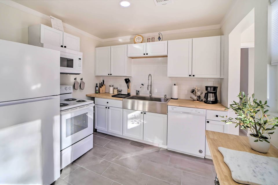 Kitchen | Fully Equipped | Coffee Maker | Cooking Basics | Dishware/Flatware