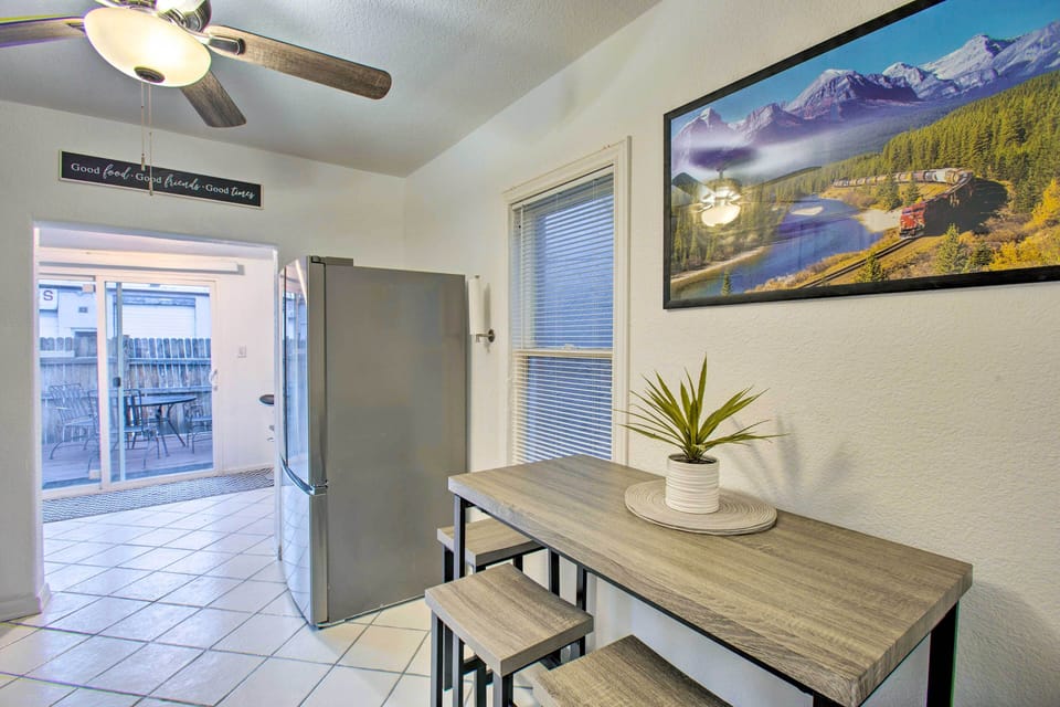Dining Area | Dishware/Flatware Provided