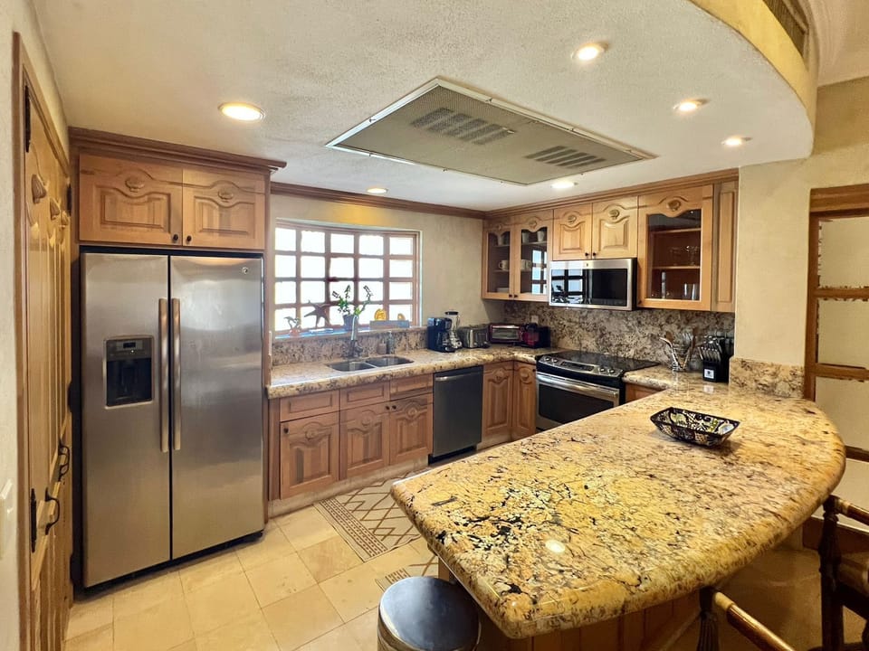 Full kitchen