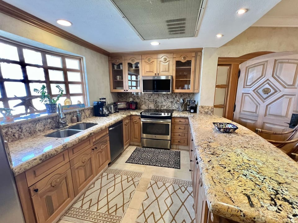 Full kitchen