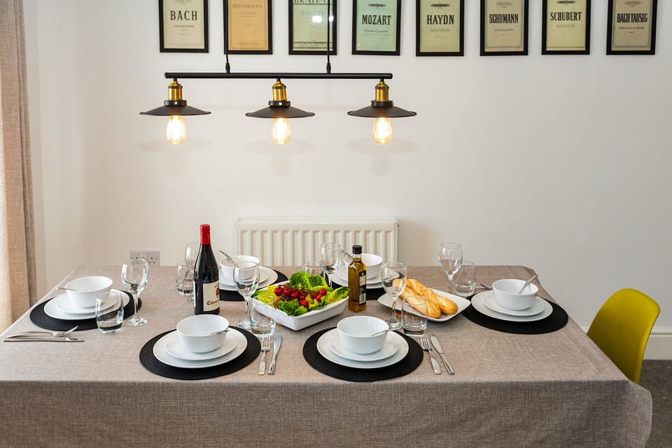 Deluxe Apartment | Living area | 42-inch flat-screen TV with cable channels, TV