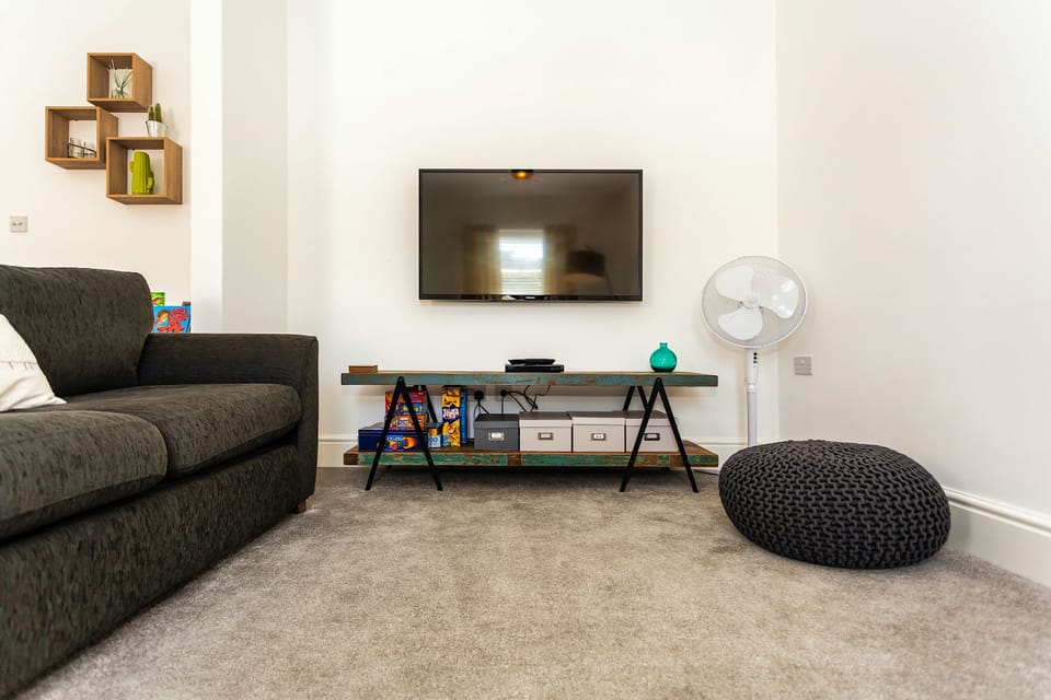 Deluxe Apartment | Living area | 42-inch flat-screen TV with cable channels, TV