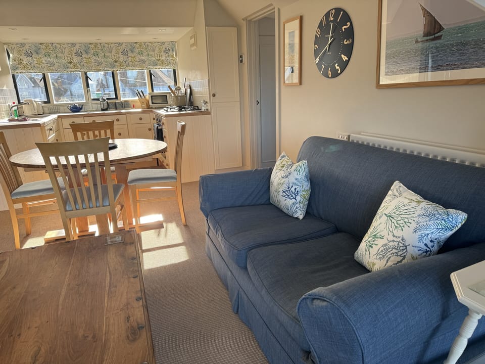 Sitting room with dining table