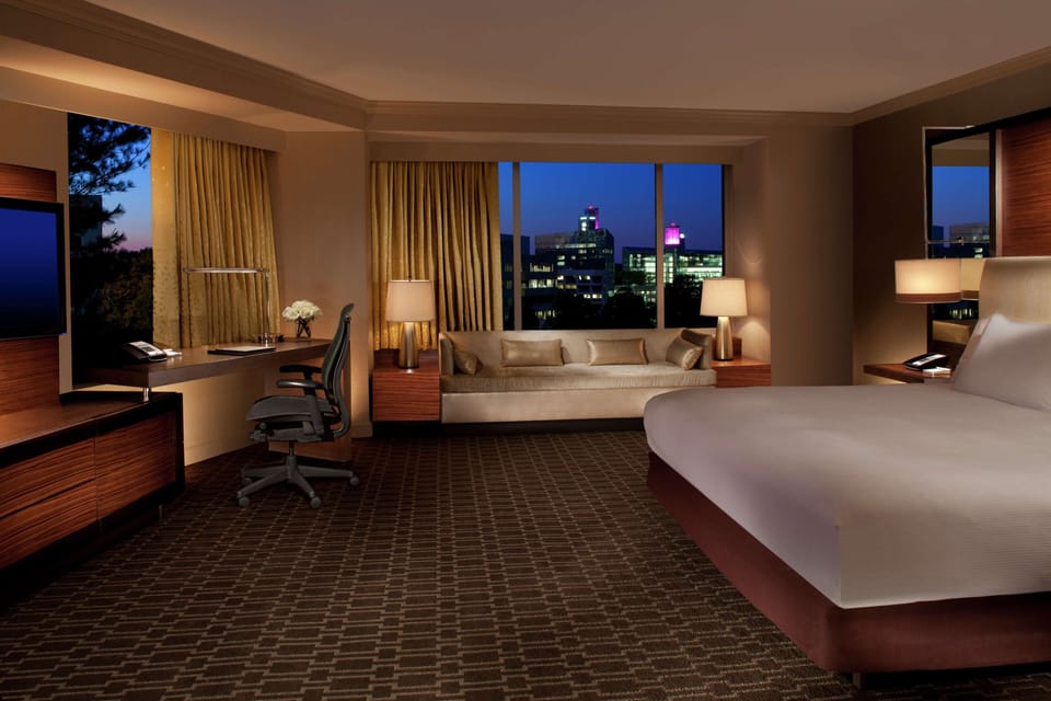 Deluxe Studio Suite, 1 King Bed | Premium bedding, down comforters, pillowtop beds, in-room safe