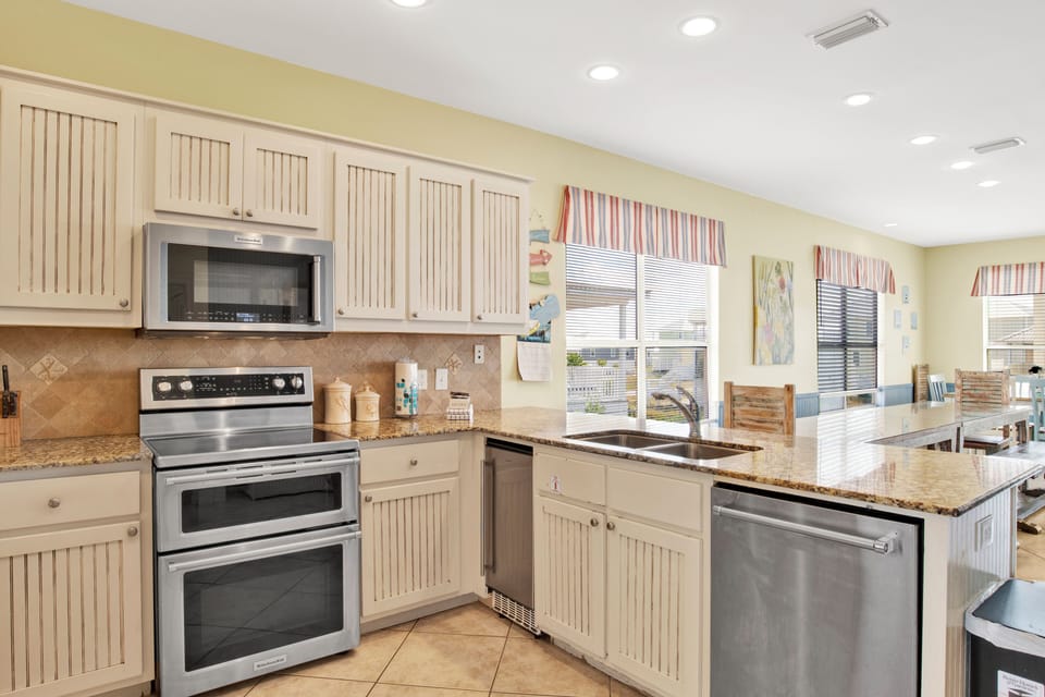 Stainless appliances and granite countertops