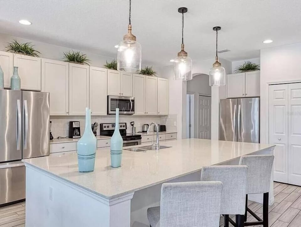 Beautiful executive kitchen with lots of space!