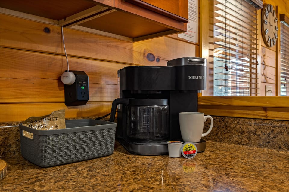 Keurig coffee maker for K-cups or pot of coffee