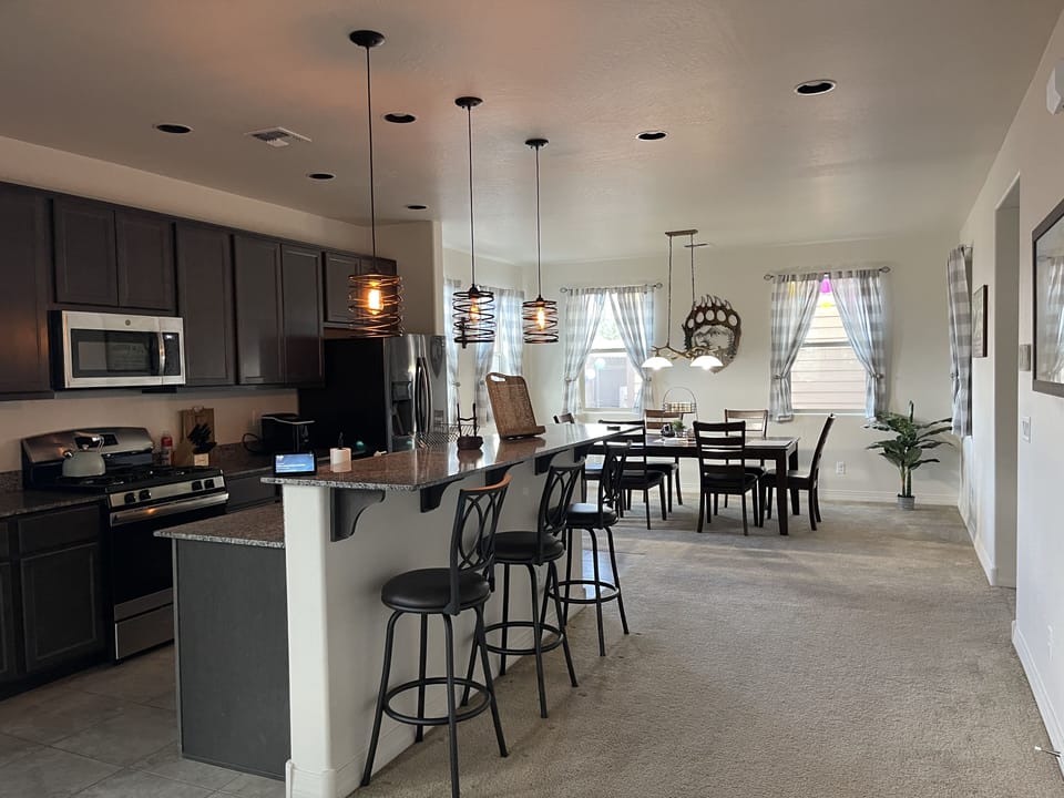 A great kitchen and eating area for conversing!